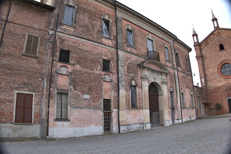 La facciata dell'ex palazzo abbaziale di Villanova